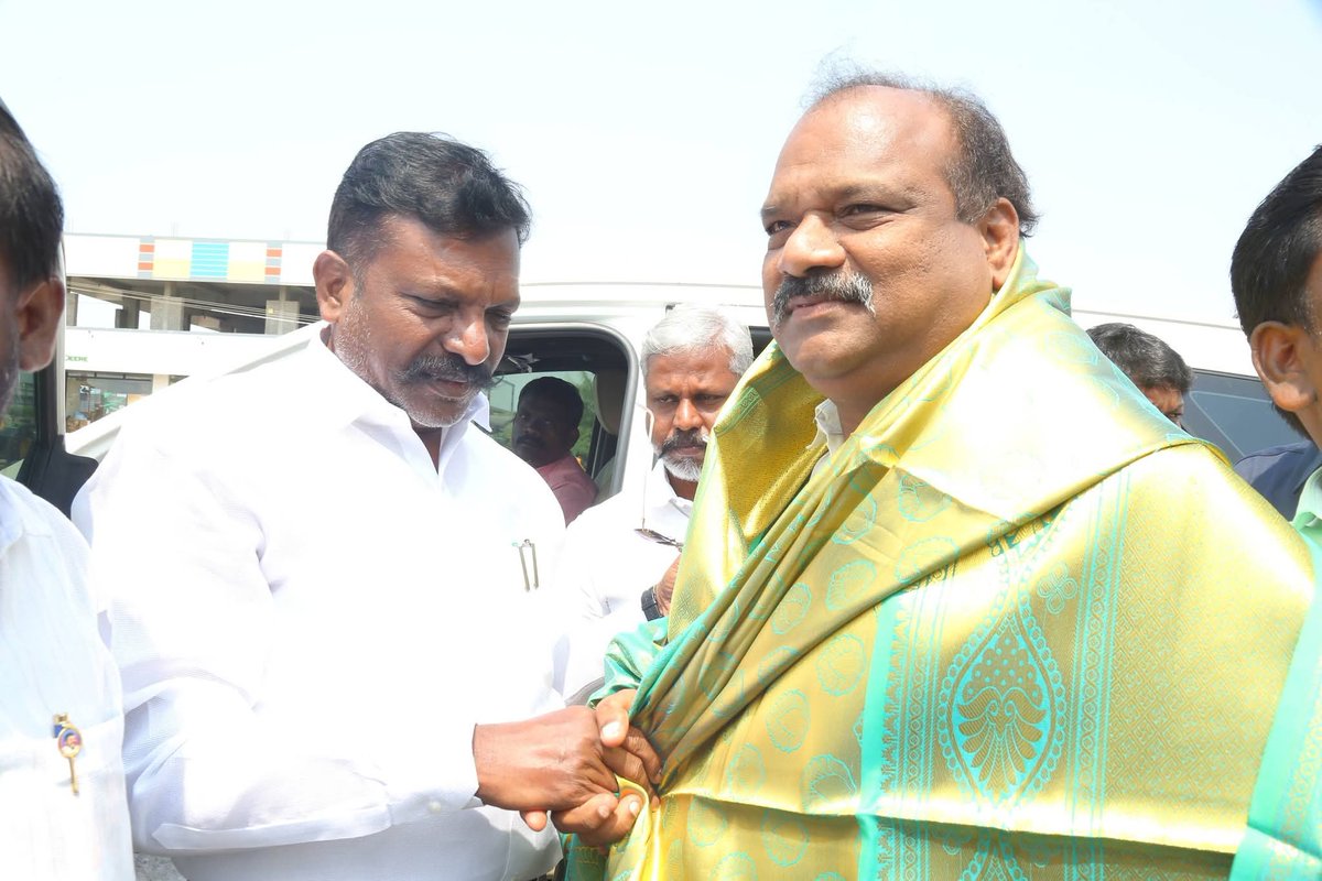 vckyouthwing's tweet photo. #கடலூர்மாவட்டம்,#புவனகிரிசட்டமன்றதொகுதி #திமுக வெற்றி வேட்பாளர் மருத்துவர் @duraiksaravanan அவர்கள் இன்று விசிக கட்சி தலைவர் @thirumaofficial அவர்களை சந்தித்து வாழ்த்து பெற்றார்.
வாக்களிகள்!
மதச்சார்பற்ற முற்போக்கு கூட்டணிக்கு.
#VOTEFORVCK #VCKYOUTHWING
#VOTEFORDMKALLIANCE https://t.co/sCGgPICOeM