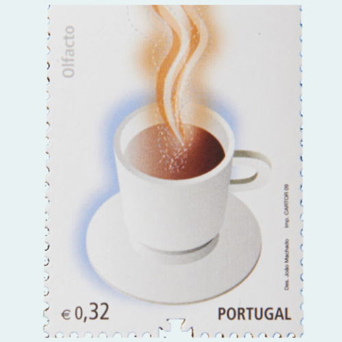 今日4月13日は1888年(明治21年)のこの日、東京・上野に日本初となる本格的な喫茶店が誕生したことから「喫茶店の日」だそうです。
紹介する切手は「嗅覚切手」(2009年発行、ポルトガル)で、切手に鼻を近づけるとコーヒーの香りがふわりと漂います。