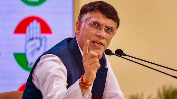 Survey_Sarva's tweet photo. #Congress Leader Pawan Khera के घर पहुंची दिल्ली और असम पुलिस 🔥

CM #HimantaBiswaSarma की पत्नी पर लगाए गए आरोपों के मामले में पूछताछ

#AssamElection2026 #HimantaBiswaSarma #RinikiBhuyanSarma #RinikiPassportRow