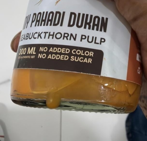 virkamble98's tweet photo. @AmazonHelp My order ID is 403-8011724-5583557 and I have received a damaged order. I reached out to customer care with photos yet it was rejected. There is no way I could connect to the customer care. Please help. Attaching all the photos. @consumerforum_ https://t.co/My5qbgSoVf
