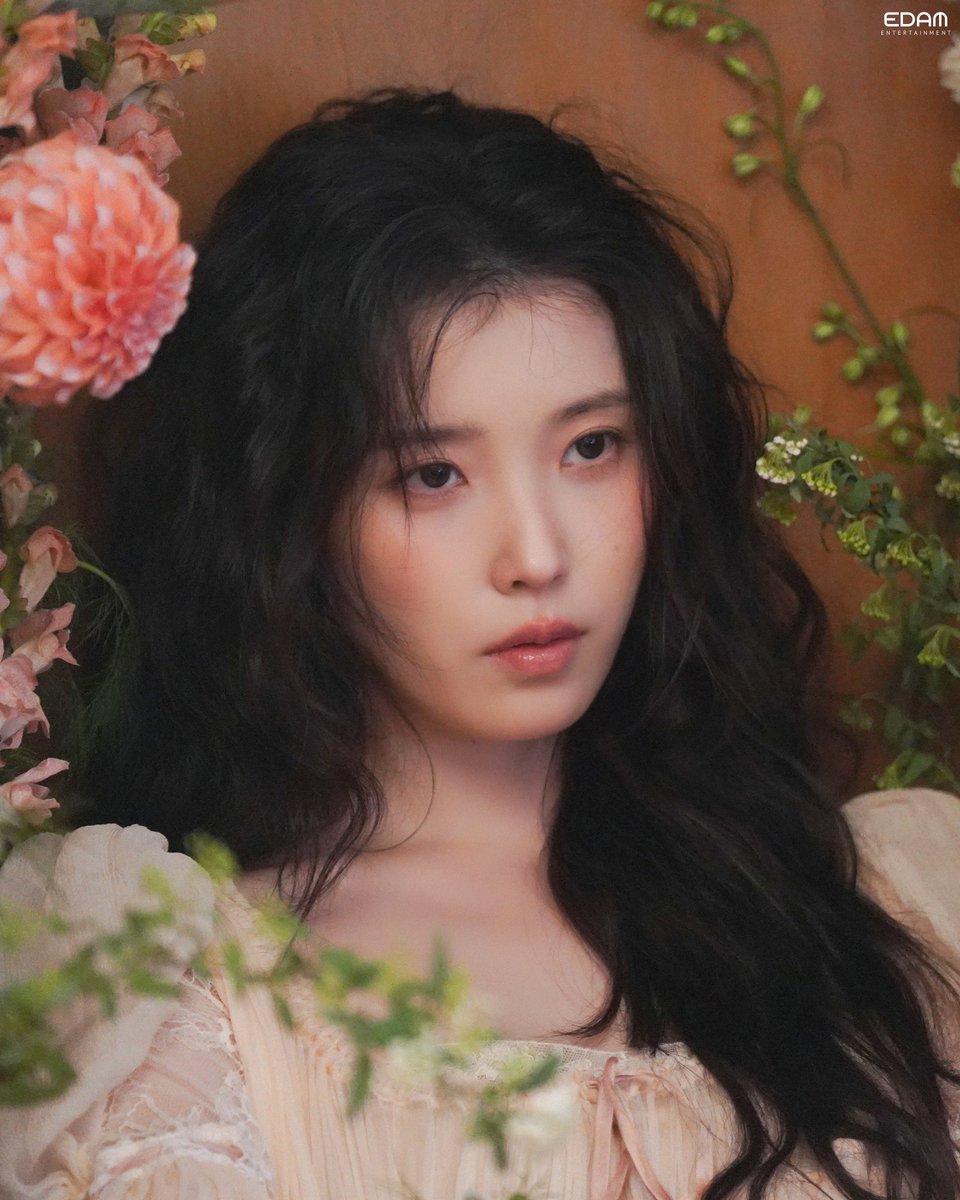 아이유(IU) tweet media