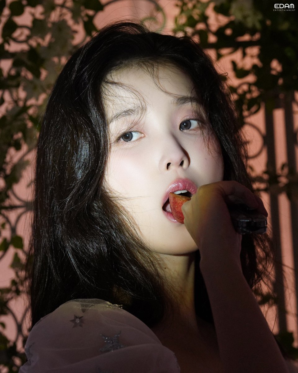 아이유(IU) tweet media