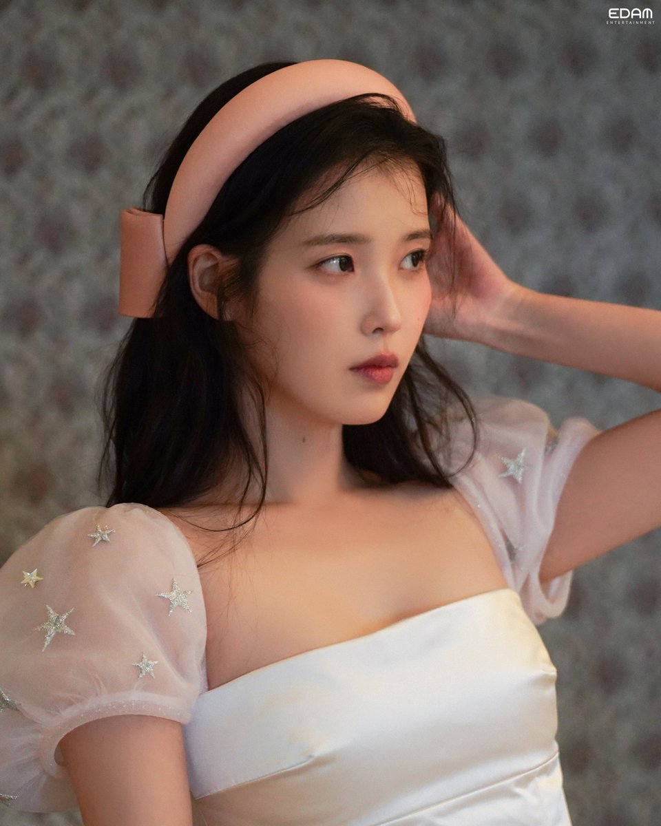 아이유(IU) tweet media