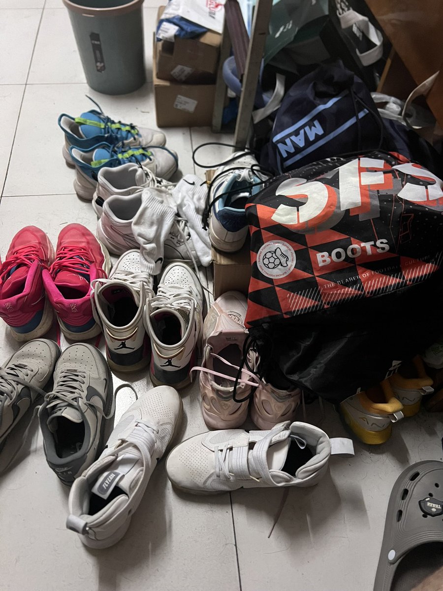 kakaka7783111's tweet photo. 我艹真的好喜欢戴🔒
脑子要炸掉✌️🤪✌️
一年前还可以隔着高弹摸到肉棒流水
现在却只能碰到坚硬的壳子，看片勃起也只能被笼子勒得青筋爆出
但是根本无法释放🥵

#锁狗 #球鞋 https://t.co/zSOIoV8SHI