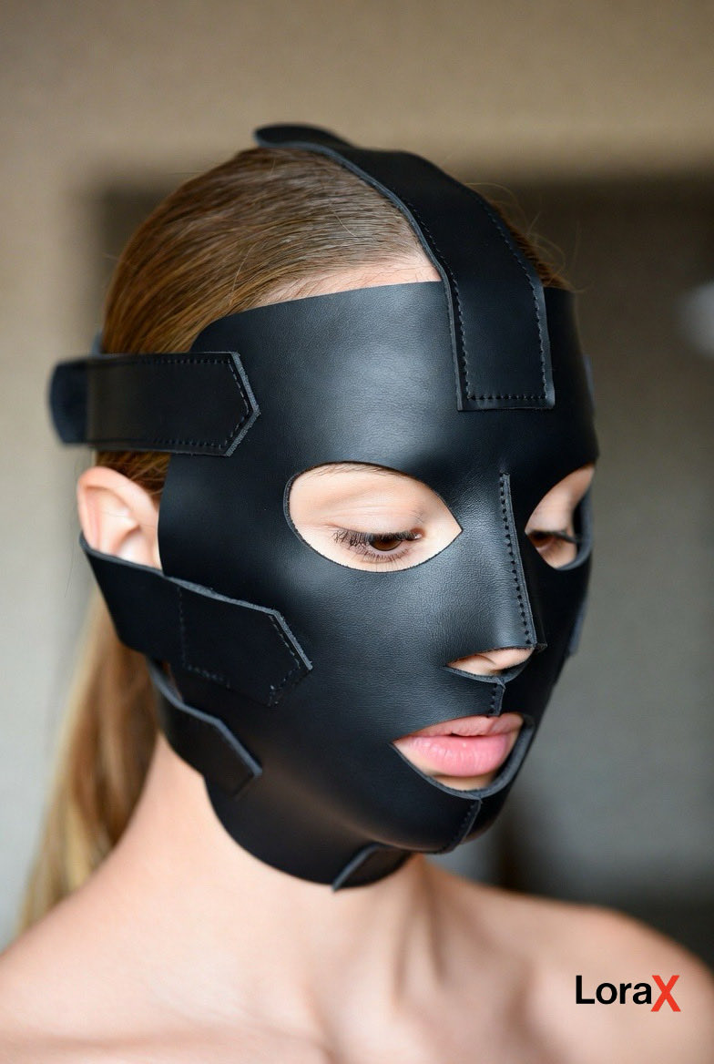 Lora1949056's tweet photo. 🔥 Dark aesthetics that hits different.
A sleek black leather mask that hides everything… except that intense gaze.  
Strict. Stylish. Forbidden.
When words aren’t needed — the mask speaks for you.
#BDSM #LeatherMask #DarkAesthetic #FetishFashion #MaskKink #AlternativeStyle https://t.co/aAt9l97Qw3