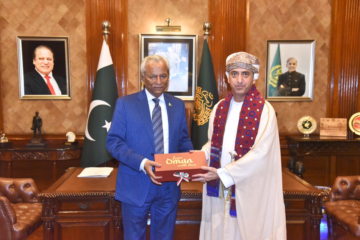 استقبل معالي سيد نهال هاشمي حاكم إقليم السند سعادة القنصل العام (عميد السلك القنصلي) م. سامي الخنجري، وخلال اللقاء أعرب سعادته عن أصدق التهاني والتبريكات بمناسبة تولي معاليه منصب حاكم إقليم السند، متمنيا له التوفيق في مهامه الجديدة بما يعزز العلاقات المتميزة بين البلدين والشعبين