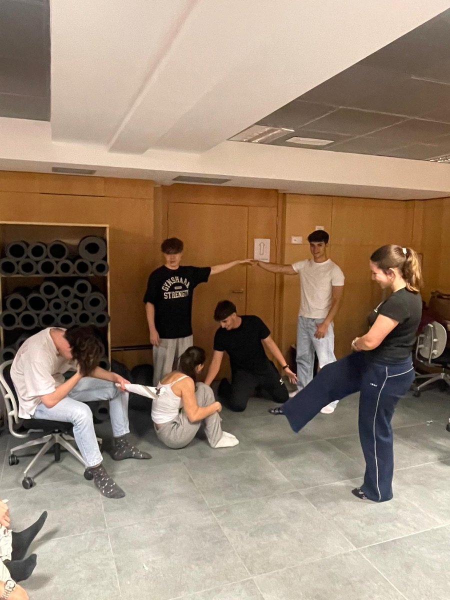 ISE_URJC's tweet photo. En la asignatura de Inteligencia Emocional del Grado @ISE_URJC  de la Universidad @urjc  desarrollan dos talleres clave para el crecimiento personal y profesional del alumnado:
🧠 Expresión y reconocimiento de emociones
🧘🏻‍♀️ Mindfulness y técnicas de relajación https://t.co/omD50fKtWN