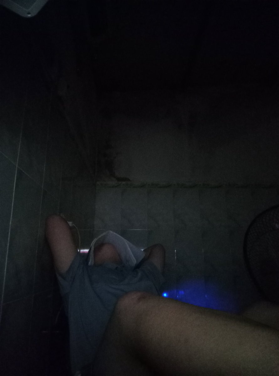 mtt80513's tweet photo. This is me after losing 10 League of Legends games in a row. https://t.co/OuQHOSGOYb