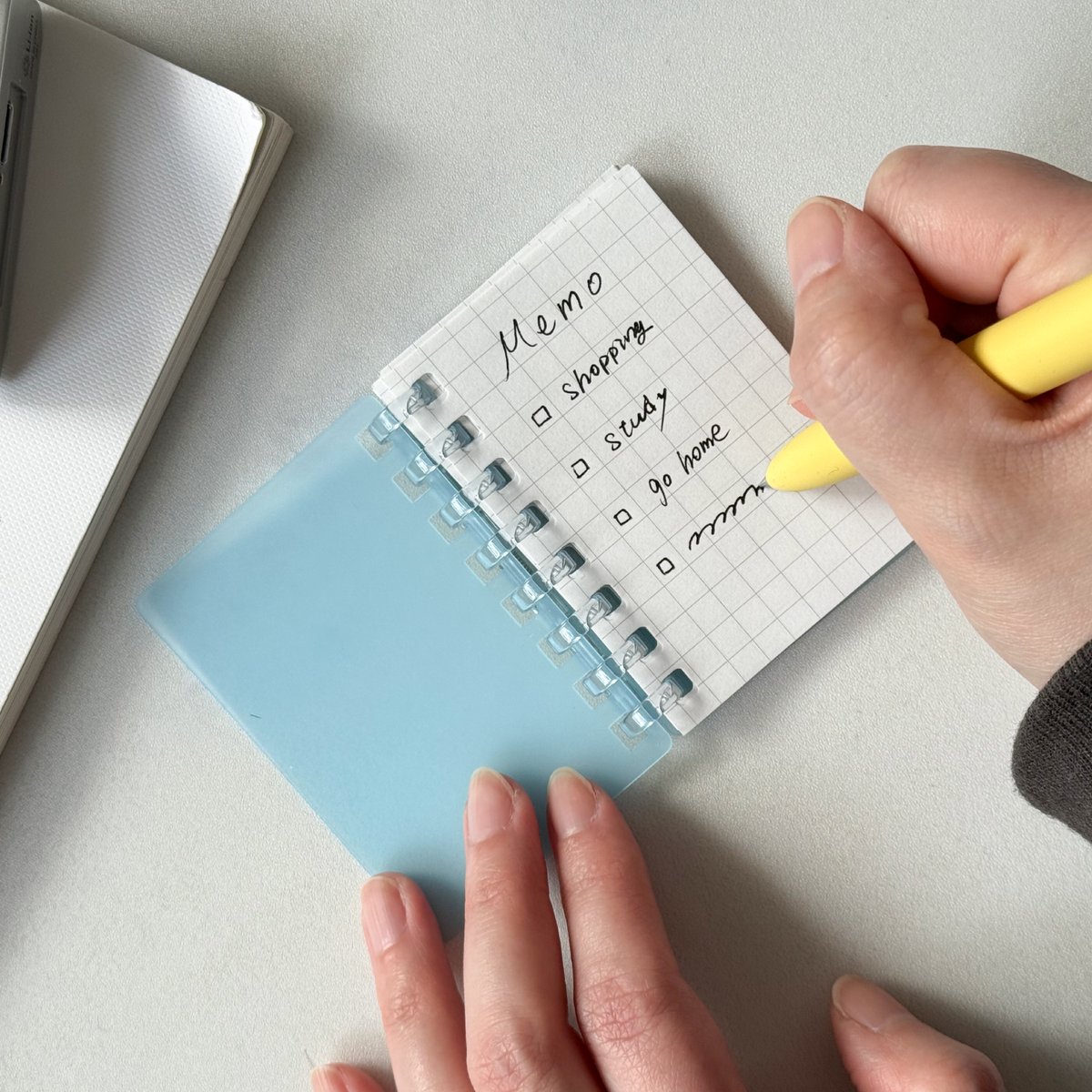 LIHITLAB's tweet image. 大好評のミニノート！✨
私はマステを貼ったりしてるのですが、
みなさんは何用として使ってますか？🤔

#オープンリングノートミニ