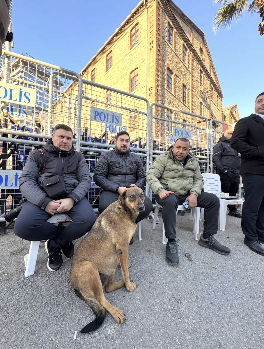 izmirinnabzi's tweet photo. Meslek Fabrikası’nda yaşayan “Salça” isimli köpek de nöbete eşlik etti. https://t.co/uztkMV7a3B