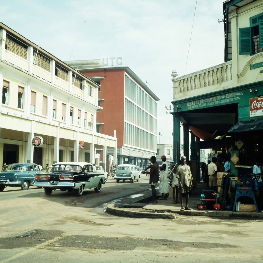 creatizine's tweet photo. Street of Accra, 1959 https://t.co/io4SL94wTm