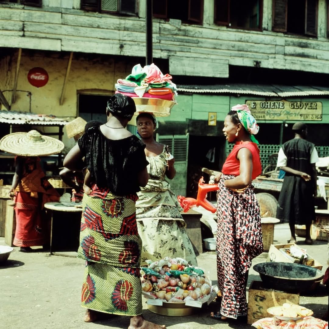 creatizine's tweet photo. Street of Accra, 1959 https://t.co/io4SL94wTm