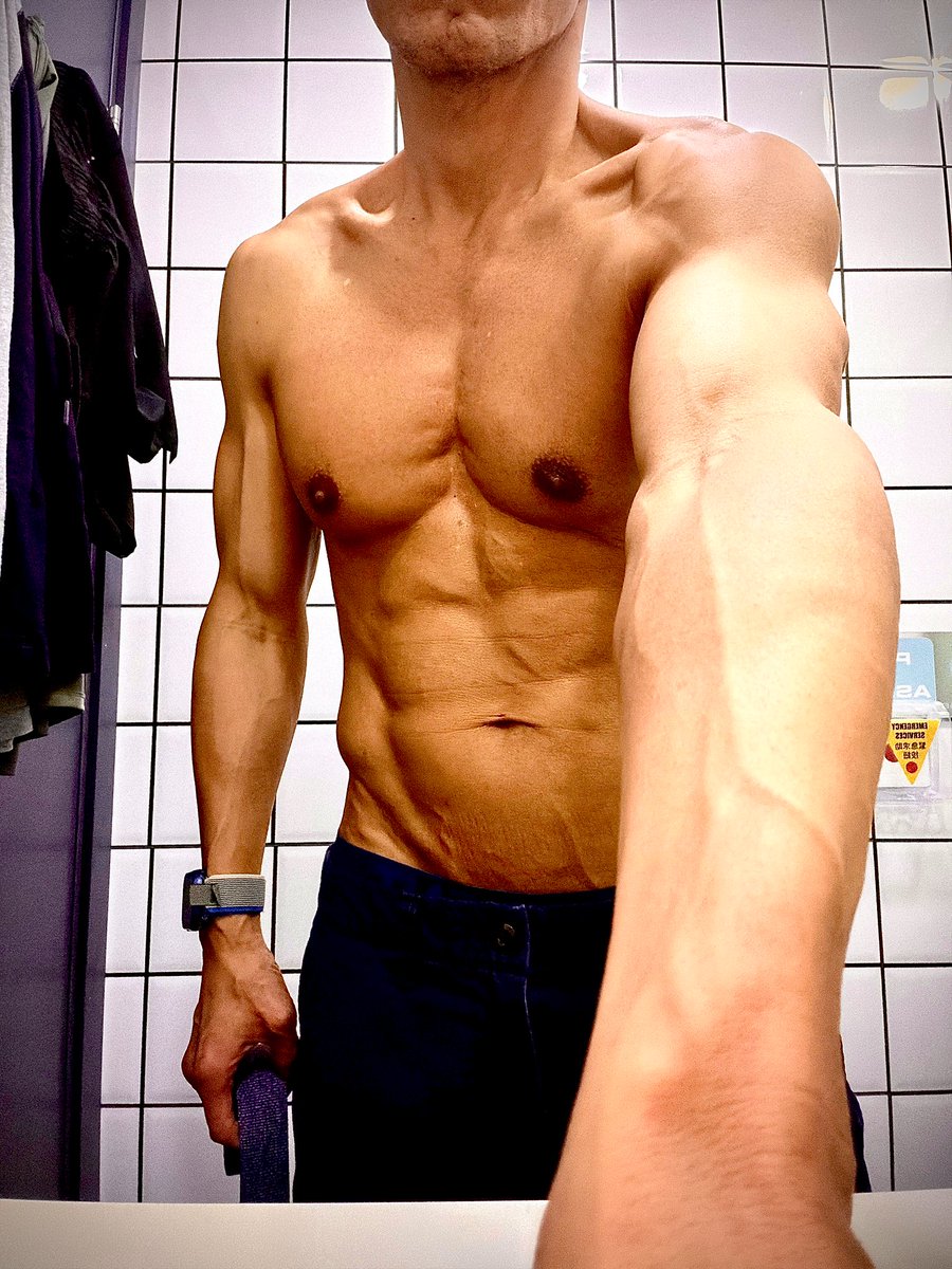 hotandcasual's tweet photo. ending my holiday with an intensive workout 😅🦖 休暇の締めくくりはハードなワークアウトで😅🦖 #holiday #workout #6packs https://t.co/0nKvkSgRig