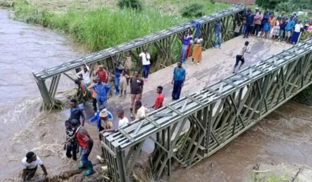 mediacongo's tweet photo. #SudKivu: Au moins 8 personnes ont péri noyées après l'effondrement d'un pont sur la rivière #Lukungula à #Bushushu, lors des inondations à #Kalehe. Ce drame relance l'alerte sur la fragilité des infrastructures de la #RN2 et la vulnérabilité de cette zone face aux catastrophes naturelles récurrentes