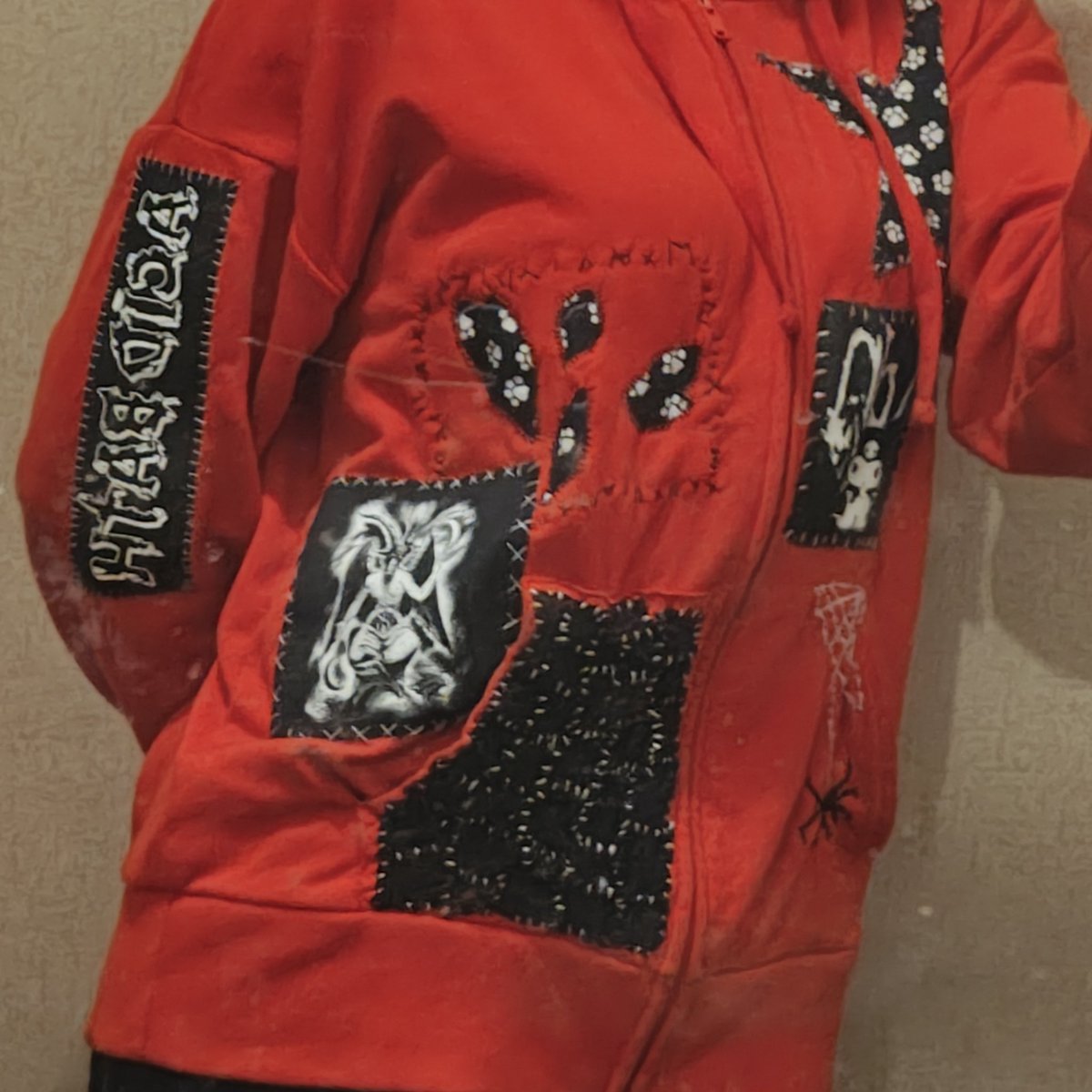 wiltedstarz's tweet photo. hoodie update!! i have some more planned soon.. #diy #diyclothes https://t.co/vw7pV4VfOJ
