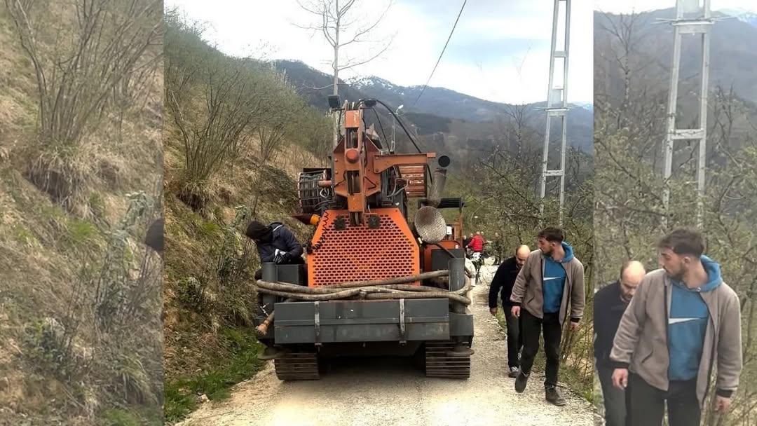 umutsendikasi_'s tweet photo. 📍 Giresun

Alagöz Holding'in talanı devam ediyor!

Yürütmeyi durdurma kararına rağmen Alagöz Holding'in sondaj makinesini araziye sokmak için Tirebolu Sekü köyünde fiili OHAL yaratılmış durumda. Sabaha karşı, halkın evlerinde olmasından istifade edilerek, sondaj makinesi araziye doğru hareket ettirilmiş, köy girişine ve köyün her mahallesine jandarma yığınağı yapılmış durumda.

Holdingler her geçen gün yaşamımızı işgal etmeye devam ediyor. İzin vermeyeceğiz, buradayız! Direniyoruz!

v/ @bulancakcevre