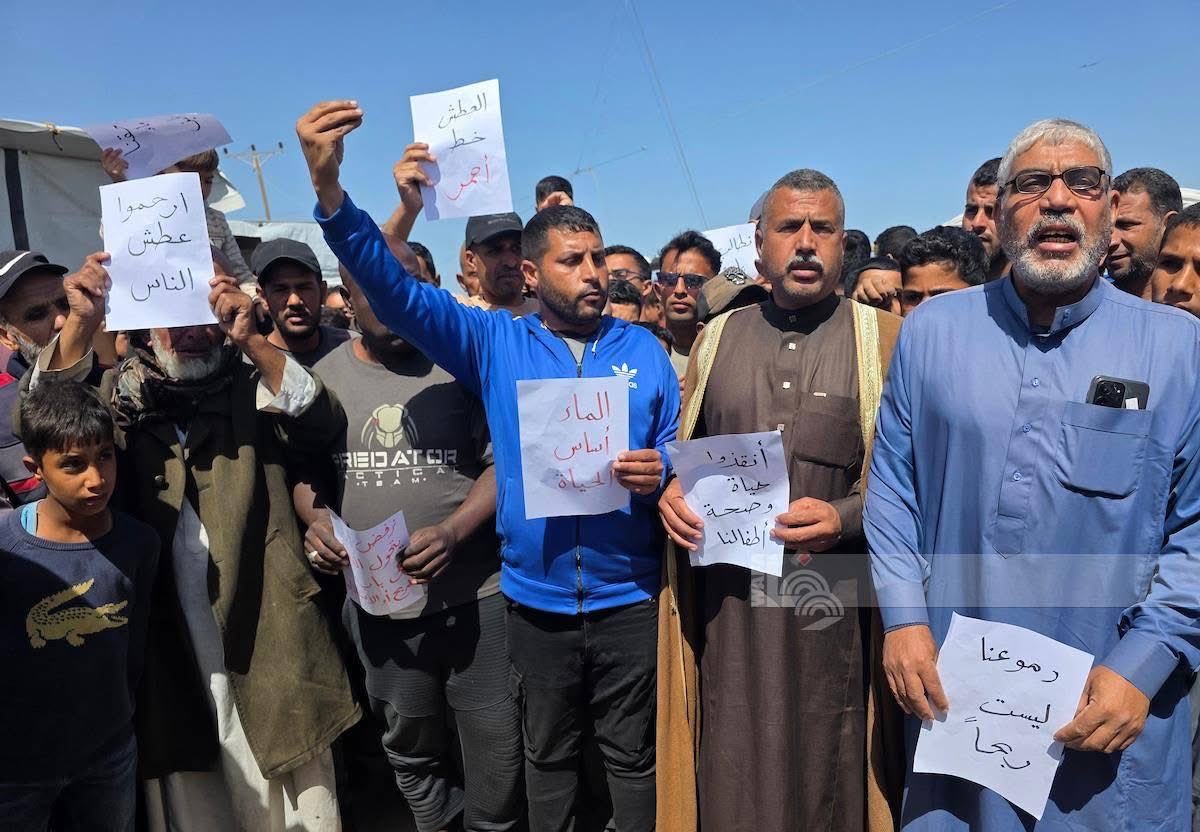Ap_MediaService's tweet photo. Displaced people are holding a sit-in to demand an end to the worsening drinking water crisis in KhanYounis, in the southern Gaza Strip, as residents especially those living in tents face severe shortages and contaminated water, https://t.co/EpouMAI7Cc