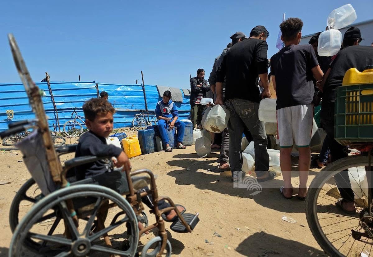 Ap_MediaService's tweet photo. Displaced people are holding a sit-in to demand an end to the worsening drinking water crisis in KhanYounis, in the southern Gaza Strip, as residents especially those living in tents face severe shortages and contaminated water, https://t.co/EpouMAI7Cc