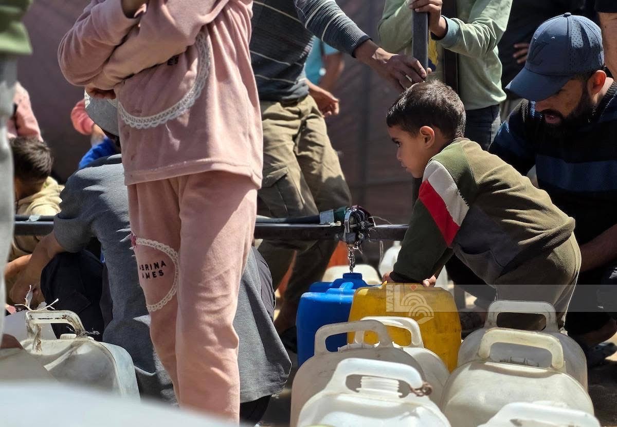 Ap_MediaService's tweet photo. Displaced people are holding a sit-in to demand an end to the worsening drinking water crisis in KhanYounis, in the southern Gaza Strip, as residents especially those living in tents face severe shortages and contaminated water, https://t.co/EpouMAI7Cc