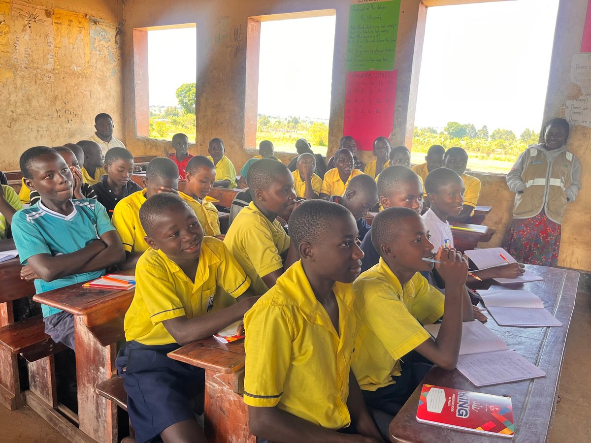 CIDIUganda's tweet photo. Still on last week, the #Kids4Kids Project launched #FirstAid &amp; #MentalHealth activities in #Kyangwali, forming peer clubs. Sessions were interactive and enjoyable, equipping learners with life-saving skills and safe spaces to share while advancing #SDG3

 @CISUdk
#kikuube #UNHCR https://t.co/wbUMk5473Y