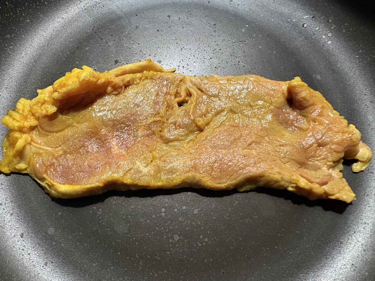 takesankamo's tweet image. Hey American bros! 🇯🇵🥩

Bought 3kg meat and made two weird experiments:
- Vitamin B2 glowing steak (lights up under blacklight!)
- Butterfly pea tea blue steak

They look crazy... but both taste completely normal 😂

Would you try? Drop your real American BBQ pics! 🔥🟦

#Steak