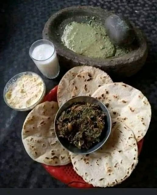 MariaBalochPK's tweet photo. شوگر کیوں ہوتی ہے؟
"لسی کی جگہ پیپسی نے لے لی
دودھ کی جگہ چینی سے بھرپور جوس کا ڈبہ آ گیا جسے مایئں فیڈر میں ڈال کر بھی شیر خواروں کو دینے لگی ہیں
باسی روٹی کے مکھن لگے رول یعنی گھگھو کی جگہ چکن رول آ گیا ہے
تازے ٹماٹر اور مرچ کی چٹنی کی جگہ کیمکل سے محفوظ کی گئی  کیچپ اور چلی ساس آ گئی ہے
سلاد پر لیموں کی جگہ سنتھٹک سرکہ آ گیا ہے
میووں کشمش سے بھرپور پنجیریوں السی کی پنیوں تل کے لڈووں کی جگہ کیک پیسٹریوں اور میدے کے کیک رسوں نے لے لی ہے
جب سے وائی  بادی یورک ایسڈ بن گیا اور اجوایئن سونڈھ ادرک کی جگہ زائلورک گولی آ گئی ہے
چکی کے آٹے کی جگہ میدہ نما تھیلی کے آٹے نے لے لی کیونکہ چکی کے آٹے کی روٹی مزیدار نہیں لگتی اور پراٹھے مزے کے نہیں بنتے
اب باجرے کی مسی  روٹی کوئی  لسی کے ساتھ نہیں کھاتا
اب گھروں میں سب سے اہم اور مشکل سوال یہی ہے کہ آج کیا پکایئں جسے سب ناک بھوں چڑھاے بغیر کھا لیں
اب کسان اپنا گنا فیکٹری کو بیچ کر یا گڑ بنا کر سیل کرنے کے بعد خود شہر سے چینی خریدنے آتا ہے ۔
کبھی کبھار سپیشل ڈش کے طور پر پکنے والے چاول اب روزانہ کے ناشتے کا حصہ بن چکے ہیں،
اب فروٹ سے زیادہ ڈبے کا فروٹ جوس پیا جاتا ہے ۔
اب بچوں کو لنچ میں روٹی کی بجاے ،
نوڈلز اور جام بریڈ اور سینڈوچ دینا عام ہو گیا ہے۔
اب کوئی مشقت والا کام کر کے تھکن سے چور ہونے پر گرم دودھ میں انڈے پھینٹ کر نہیں پیتا بلکہ چاے کے ساتھ بروفن کی گولی کھائی جاتی ہے۔
ماوں کے پلو سے لپٹ لپٹ کر بھوک لگنے کی دہایئاں دینے والے بچوں کو اب مایئں زبردستی کھانا کھلاتی ہیں ۔۔
پہلے دوائی کھانا مشکل لگتا تھا اب ہزار روپے والی گولی خریدنا بھی مشکل نہیں لگتا بلکہ ہزار قدم چلنا زیادہ مشکل لگتا ہے۔"