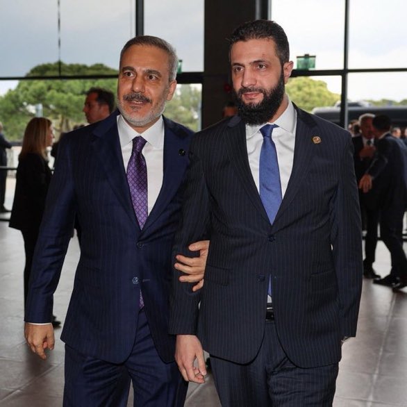 cakilindedesi's tweet image. #Suriye Cumhurbaşkanı Ahmet Eş Şarâ'yı kol saati üzerinden eleştirmiş Dinsiz bir pelesenk..

3 satır da 1 Terörist demiş Sayın Ahmet Eş Şaraya.

Derdi Kol saati değil.
Derdi Ahmet eş Şarâ değil.

🐷'un Dölünün 
Derdi  #İSLAM
Derdi #RecepTayyipErdoğan
Derdi Güçlü #TÜRKİYE