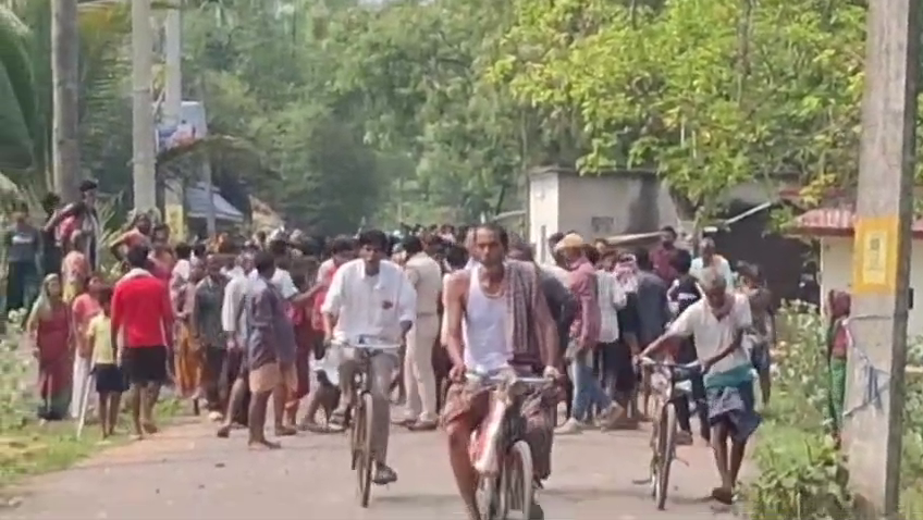 otvkhabar's tweet photo. #କମେଣ୍ଟ_ମରାରୁ_ଗୋଷ୍ଠୀ_ସଂଘର୍ଷ:#୧୦ଆହତ
-ଯାଜପୁର: କମେଣ୍ଟ ମରାରୁ ୨ ଗୋଷ୍ଠୀ ସଂଘର୍ଷ; ୧୦ ଆହତ
-ମଙ୍ଗଳପୁର ଥାନା କସ୍ପା ଦୁଇ ସାହି ମଧ୍ୟରେ ଗୋଷ୍ଠୀ ସଂଘର୍ଷ
-ଘଟଣା ସ୍ଥଳରେ ମଙ୍ଗଳପୁର ପୋଲିସ ପହଞ୍ଚି କରୁଛି ବୁଝାସୁଝା
#Jajpur #Mangalpur #GroupClash
#CommunityClash #OTV https://t.co/5fIzaOI6S8