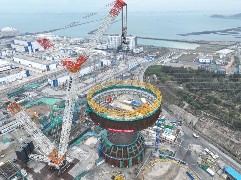 PDChinese's tweet photo. 【福建漳州核電二期工程鋼襯裡筒體模塊施工近日全面收官】近日，福建漳州核電4號機組反應堆廠房鋼襯裡模塊六吊裝就位，全程安全質量可控，標誌著漳州核電二期工程鋼襯裡筒體模塊施工全面收官，為後續4號機組穹頂吊裝築牢堅實基礎。鋼襯裡採用全模塊化建造技術，其中模塊六為筒體、環形吊車牛腿、次鋼平台集成的一體化模塊，吊裝總重超480噸，由3200噸級履帶起重機完成精準就位。

漳州核電是“華龍一號”批量化建設的始發地，也是全球最大的“華龍一號”核電基地，規劃建設6台“華龍一號”核電機組。當前，漳州核電1、2號機組已投入商業運行；3、4號機組處於土建安裝階段；5、6號機組正在紮實推進前期工作。基地全面建成後，預計每年可提供約600億度清潔電能。