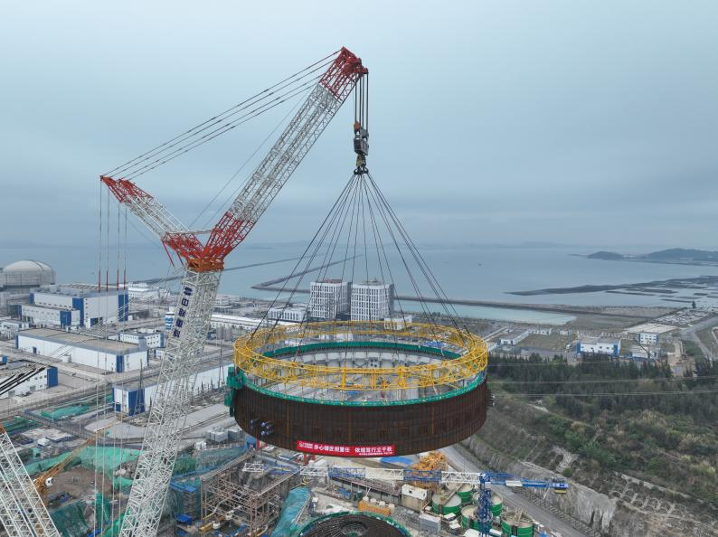 PDChinese's tweet photo. 【福建漳州核電二期工程鋼襯裡筒體模塊施工近日全面收官】近日，福建漳州核電4號機組反應堆廠房鋼襯裡模塊六吊裝就位，全程安全質量可控，標誌著漳州核電二期工程鋼襯裡筒體模塊施工全面收官，為後續4號機組穹頂吊裝築牢堅實基礎。鋼襯裡採用全模塊化建造技術，其中模塊六為筒體、環形吊車牛腿、次鋼平台集成的一體化模塊，吊裝總重超480噸，由3200噸級履帶起重機完成精準就位。

漳州核電是“華龍一號”批量化建設的始發地，也是全球最大的“華龍一號”核電基地，規劃建設6台“華龍一號”核電機組。當前，漳州核電1、2號機組已投入商業運行；3、4號機組處於土建安裝階段；5、6號機組正在紮實推進前期工作。基地全面建成後，預計每年可提供約600億度清潔電能。