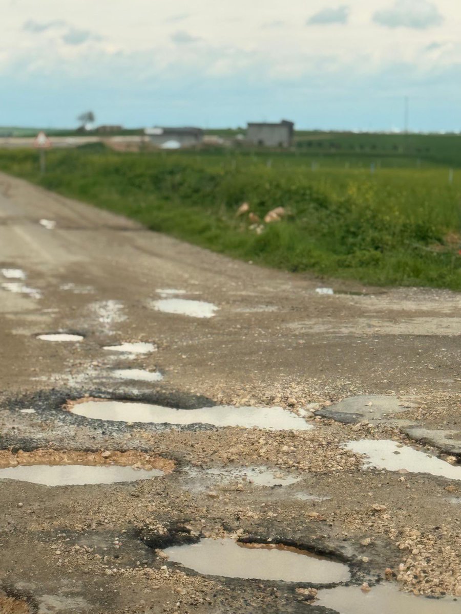 Ceylanpınar Kızıltepe yolu karayolu çalışıyor diyorlar bi kaç yere asfalt döküp fotoğraf çekiyor geri kalan yere kum döküyor sonuç ortada yeter artık 6 yıl oldu bitmedi devlet büyüklerimiz görsün lütfen inşallah Cumhurbaşkanı görür bu yolun halini ve gerekeni yapar inşallah