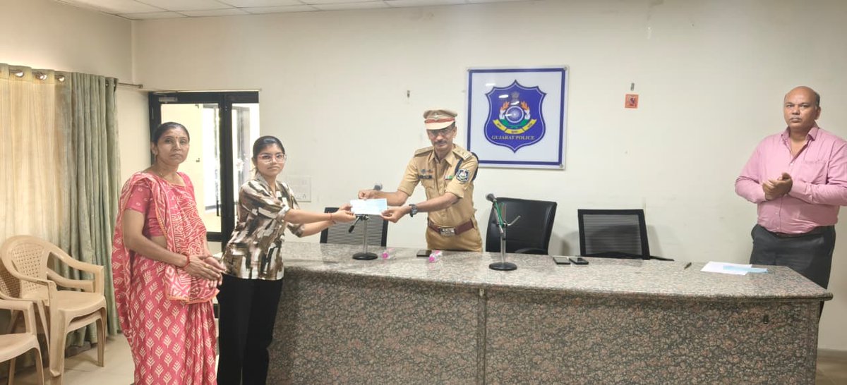 SP__ANAND's tweet photo. પોલીસ પરિવારના બાળકોના સારા અભ્યાસ અર્થે પોલીસ વેલ્ફર ફંડમાંથી રૂપિયા ૨૫૦૦/- થી ૧૫૦૦૦/- સુધીની રકમના ઇનામ પ્રોત્સાહન સ્વરૂપે અર્પણ કરી તેઓને પ્રોત્સાહિત કરવામાં આવ્યા.
#anandpolice #gujaratpolice👮 #motivatedstudents
@CMOGuj
@sanghaviharsh
@dgpgujarat
@GujaratPolice https://t.co/zV6jegYXTX