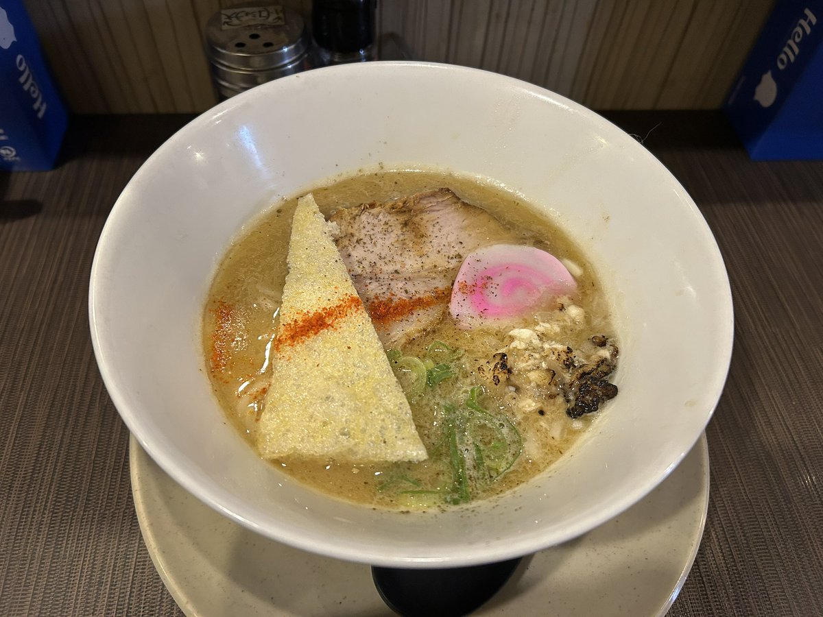 AkiraAsphalt's tweet photo. あっくんラーメンめぐり👣
３１5軒目
大阪府大阪市都島区東野田町3-11-17 「麺処 愛媛ん軒」に参りました☺️愛媛ホワイトを頂きました🍜鯛白湯味噌ラーメン、中細麺で薄揚げ、鯛ほぐし身、厚切りチャーシュー、ナルトがトッピングされて、どの時間帯でも食べやすい一杯です😋日曜、祝日だけ朝6時Open☀️ https://t.co/0rZDLgslTM