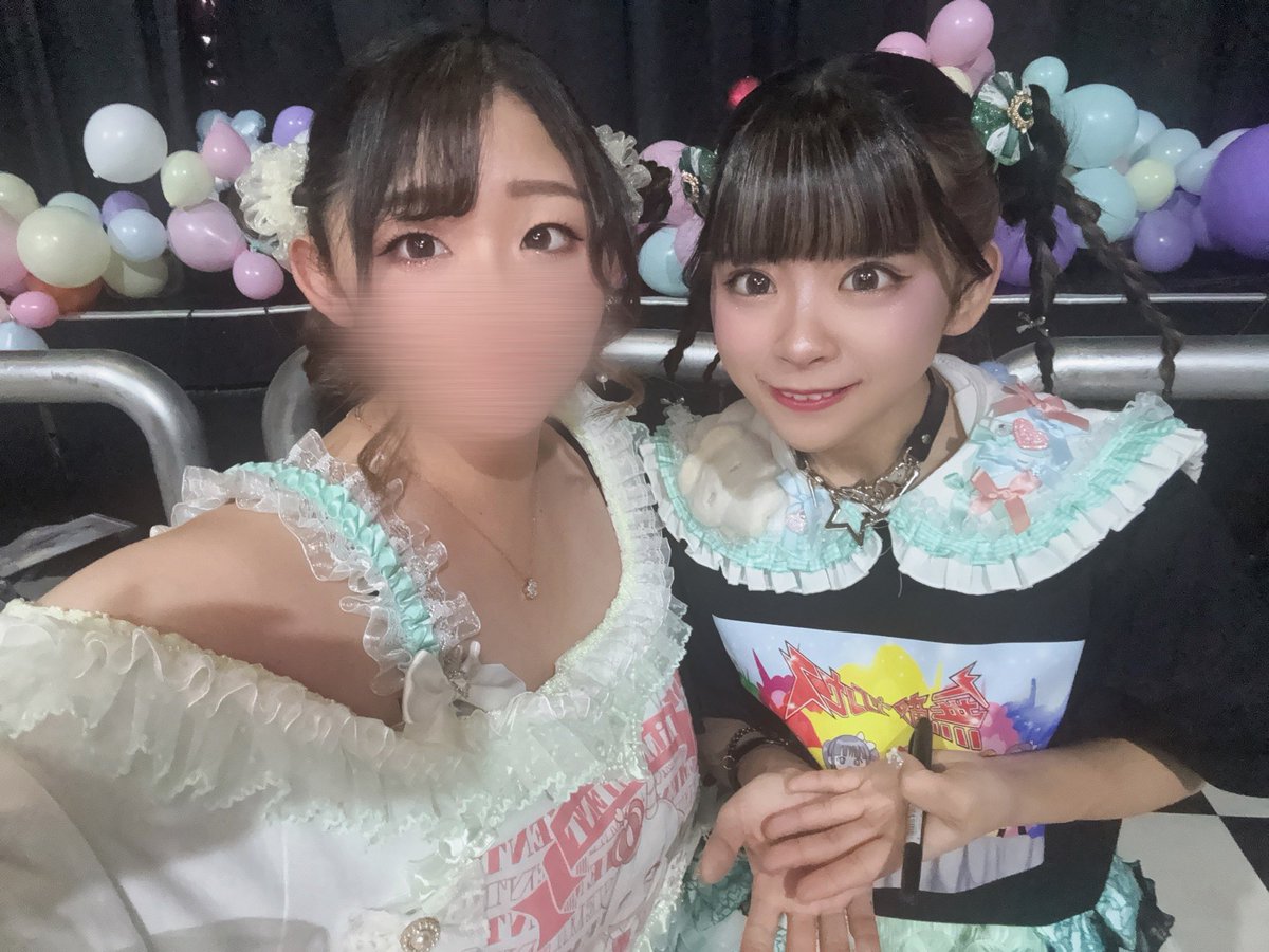 kurekan0506's tweet photo. 風船飛びました✌🏻🎶
前年はにゃんひめの九州ツアーからのワンマンたくさんでとっても濃い幸せな1年になりました🫶🏻💕
一緒に過ごしてくれたみんなありがとう🙏🏻🤍
誕生日前日にメンタルやられそうになったけど最後までだいすきだよ𑁊^. .^𑁊♡
ひめはZepp頑張ろうね👊🏻⸝꙳.
今年もよろしくお願いします💓 https://t.co/zwH0qbHO5c