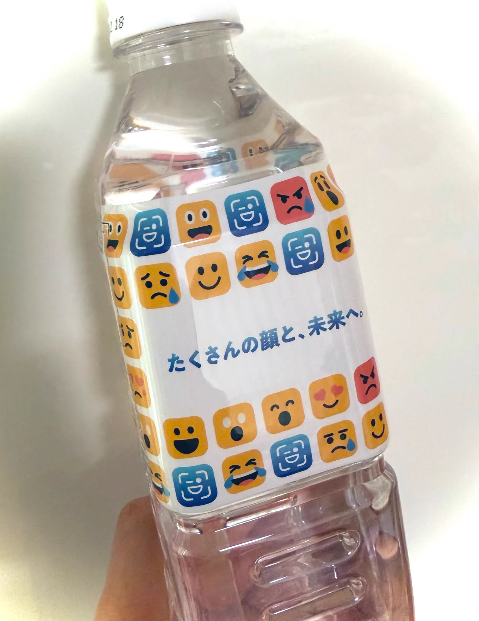 DXYZが顔認証自販機「顔ダケで、自販機。」を発表、財布不要で話題