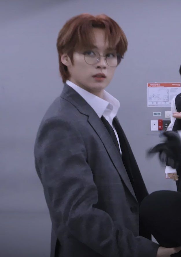kei_lix's tweet photo. A+ | hyunho os 🔞

hyvnjin no soporta que su hermana siempre se queje de sus notas y por eso va a hablar con su profesor, mīnh0, quién acepta la reunión para hablar sobre dichas calificaciones. https://t.co/tlcNn9brhD
