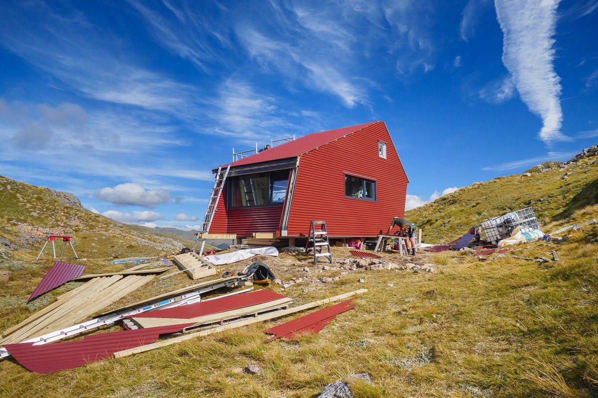 Archello's tweet photo. Designed by Jacobs Architects Ltd, Brass Monkey Hut is a minimal alpine shelter positioned on a knoll overlooking two lakes in the Lewis Pass Tops, South Island of New Zealand
https://t.co/wcfPYPvapc
#AlpineArchitecture #MinimalShelter #RemoteDesign https://t.co/UeMhf7We9f