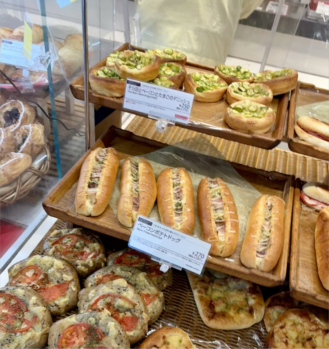 JAL_SAKURA's tweet photo. 🌸Taste of spring! Fava beans, bacon and egg danish 🥖 together with coffee ☕️ .

 I'm at Little Mermaid in 豊島区, 東京都 https://t.co/cpMVK14stu https://t.co/tgmLtWXNvf