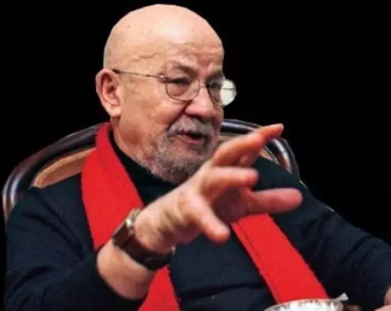 ErimhanAhmet's tweet photo. ‼️Türkiye yeri doldurulamayacak bir zekasını kaybetti!
📌3. sınıf aydınımsı tiplere mahkum edildiğimiz bir vasatta ülkenin gerçek anlamda zenginliği idi!
📌Farklı düşünmeyi öğretti!
📌%100 orjinaldi! https://t.co/XIK18c6hk6