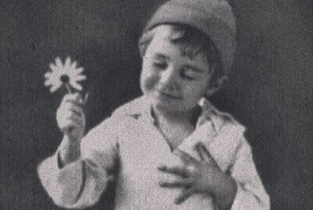 اُنہوں نے ہم سے ہماری نَسْل اور کِردار پُوچھا
ہم نے جَواباً کہا: آپ کے راز مَحفوظ ہیں لا تَعلُّقی کے بعد بھی۔