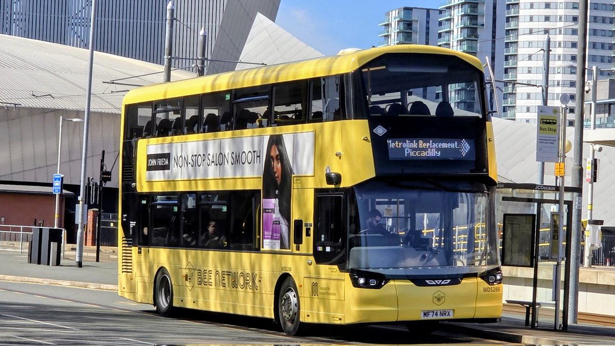 WC2512's tweet photo. Its like the X50 returned for Easter ๐ฐ
#MetrolineManchester WDS288 - MF74 NRX contracted to @BeeNetwork Metrolink at the #IWMN yesterday afternoon working the tram replacement service heading to #Manchester. https://t.co/ta8WmyThbA