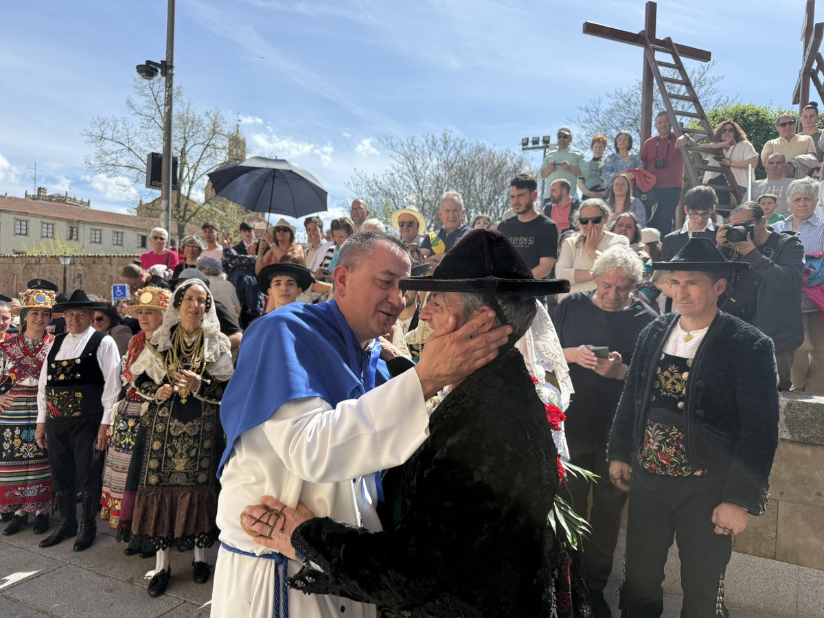 VCSalamanca's tweet photo. Gracias al Grupo de Coros y Danzas Montaraces y Charros de Salamanca por acompañarnos en nuestro Domingo de Resurrección.🎶✨

¿Qué sería de este gran día sin nuestras tradiciones?✝️

#vcsalamanca #procesión #DomingodeResurrección #SemanaSanta #Salamanca https://t.co/rL62JDOlsU