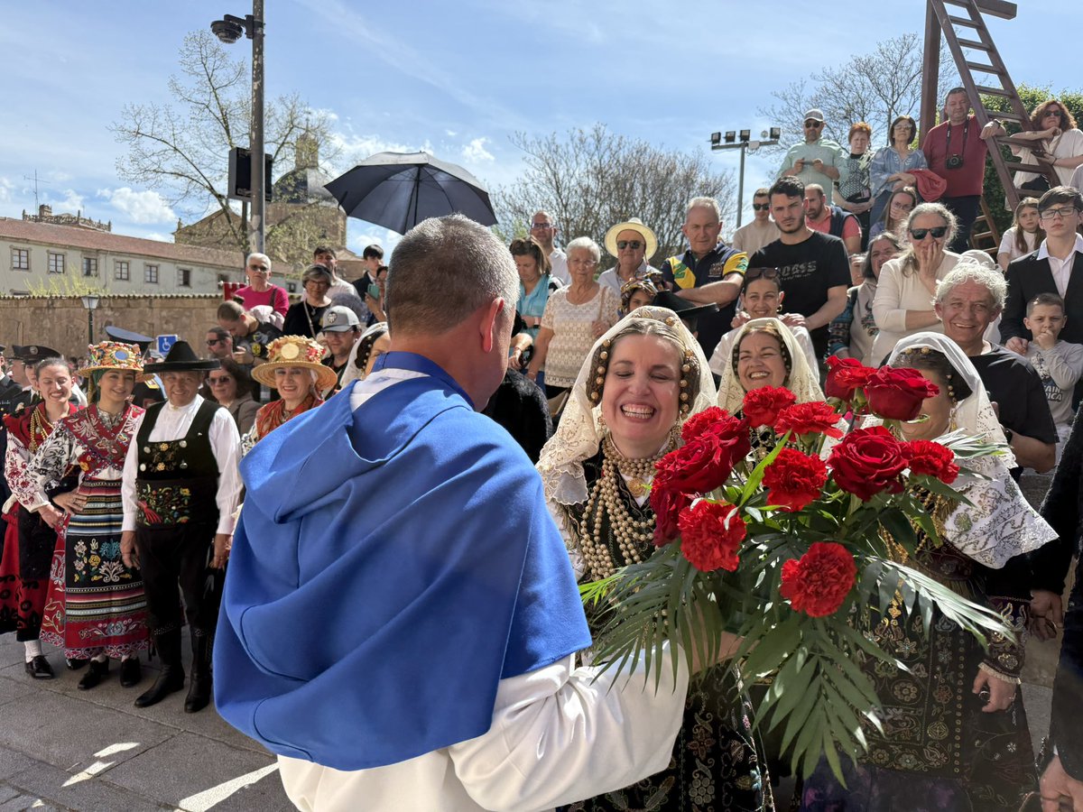 VCSalamanca's tweet photo. Gracias al Grupo de Coros y Danzas Montaraces y Charros de Salamanca por acompañarnos en nuestro Domingo de Resurrección.🎶✨

¿Qué sería de este gran día sin nuestras tradiciones?✝️

#vcsalamanca #procesión #DomingodeResurrección #SemanaSanta #Salamanca https://t.co/rL62JDOlsU