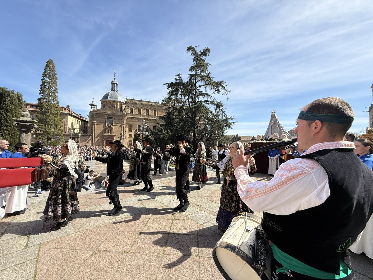 VCSalamanca's tweet photo. Gracias al Grupo de Coros y Danzas Montaraces y Charros de Salamanca por acompañarnos en nuestro Domingo de Resurrección.🎶✨

¿Qué sería de este gran día sin nuestras tradiciones?✝️

#vcsalamanca #procesión #DomingodeResurrección #SemanaSanta #Salamanca https://t.co/rL62JDOlsU