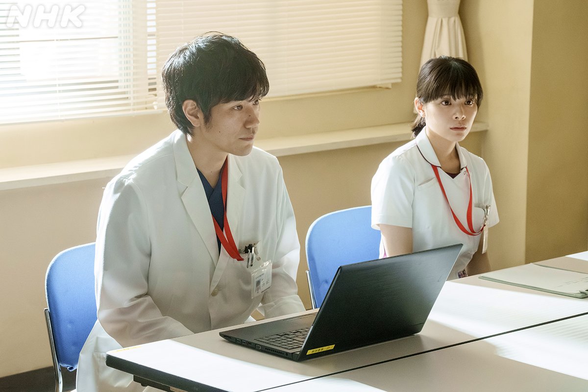 nhk_dramas's tweet photo. 「医者だけど、ほんとに救急車呼びそうになった」―広野役・松山さん。

迫真のシーンの連続。
揺れながらも寄り添い続ける広野と辺見。

「死なせて」と叫ぶ患者さんに、
夫を気遣い本心を隠す患者さんに、
二人は何を問いかけるのかー

【#お別れホスピタル２】後編4/11(土)
https://t.co/yetMcrjkO7 https://t.co/DuDdsbbPWq