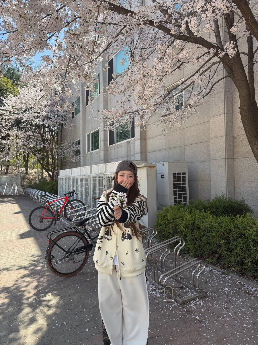 YoonationPH's tweet photo. [🌟] #YooUpdate 040726 | Yoona Weverse Update 

“Cherry blossoms bloomed at school 🌸”

↪️:https://t.co/OHbqQXUUfj

#YOONA #오윤아 #オユナ
#UNIS #유니스 
@UNIS_offcl #YooNationPH https://t.co/k3pV6mPNgk