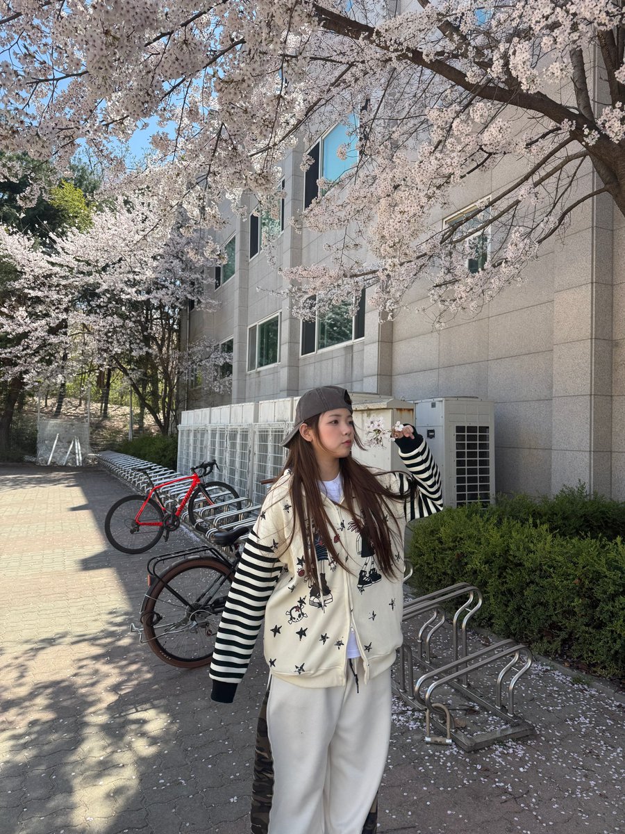 YoonationPH's tweet photo. [🌟] #YooUpdate 040726 | Yoona Weverse Update 

“Cherry blossoms bloomed at school 🌸”

↪️:https://t.co/OHbqQXUUfj

#YOONA #오윤아 #オユナ
#UNIS #유니스 
@UNIS_offcl #YooNationPH https://t.co/k3pV6mPNgk