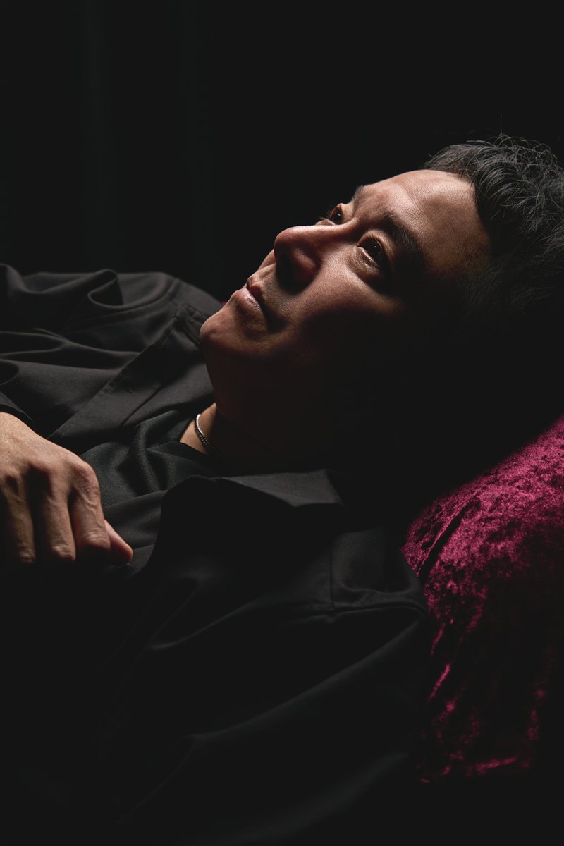 oricon's tweet photo. 錦織一清、自身初ソロ写真集&amp;カレンダー
『言魂-10カラットの呟きと共に-』5/29発売

還暦イヤー締めくくり
「いつまでも側に置いて頂けたらと思います」
https://t.co/sBJOg2zRpb

#錦織一清 https://t.co/PqHYQgw1Ra