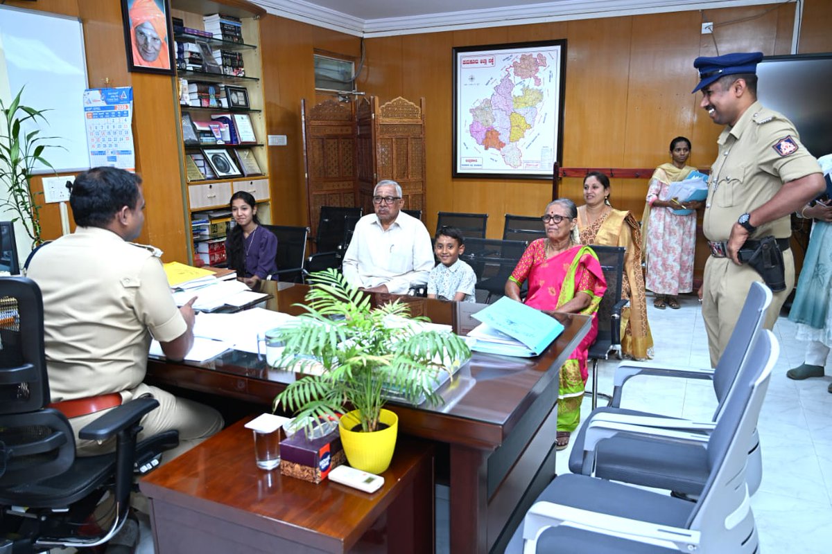 SPTumkur's tweet photo. ಪೊಲೀಸ್ ಇಲಾಖೆಯ ಶ್ಲಾಘನೀಯ ಸೇವೆಗಾಗಿ '2025 ನೇ ಸಾಲಿನ ಮಾನ್ಯ ಮುಖ್ಯಮಂತ್ರಿಗಳ ಪದಕ ಪಡೆದ ಶ್ರೀ ಪ್ರಸನ್ನ ಕುಮಾರ್ ಬಿ. ಎನ್ (ಎ.ಹೆಚ್.ಸಿ) ರವರನ್ನು ಕುಟುಂಬ ಸಮೇತ ಕಛೇರಿಗೆ ಬರಮಾಡಿಕೊಂಡು ಆತ್ಮೀಯವಾಗಿ ಸನ್ಮಾನಿಸಲಾಯಿತು.
#TumakuruDistrictPolice
#CM_Medal #dpotkr
#AddlSpTumkur
@venkatashok https://t.co/9GVEKqowan