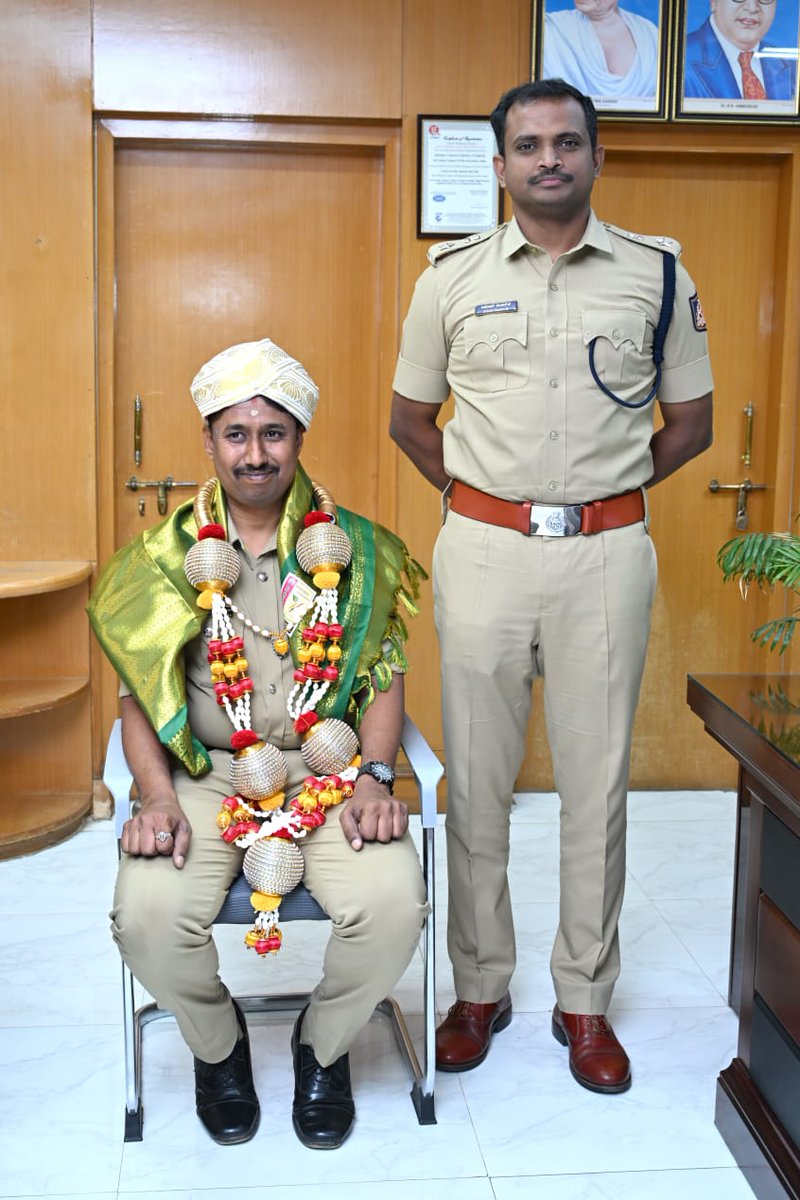 SPTumkur's tweet photo. ಪೊಲೀಸ್ ಇಲಾಖೆಯ ಶ್ಲಾಘನೀಯ ಸೇವೆಗಾಗಿ '2025 ನೇ ಸಾಲಿನ ಮಾನ್ಯ ಮುಖ್ಯಮಂತ್ರಿಗಳ ಪದಕ ಪಡೆದ ಶ್ರೀ ಪ್ರಸನ್ನ ಕುಮಾರ್ ಬಿ. ಎನ್ (ಎ.ಹೆಚ್.ಸಿ) ರವರನ್ನು ಕುಟುಂಬ ಸಮೇತ ಕಛೇರಿಗೆ ಬರಮಾಡಿಕೊಂಡು ಆತ್ಮೀಯವಾಗಿ ಸನ್ಮಾನಿಸಲಾಯಿತು.
#TumakuruDistrictPolice
#CM_Medal #dpotkr
#AddlSpTumkur
@venkatashok https://t.co/9GVEKqowan